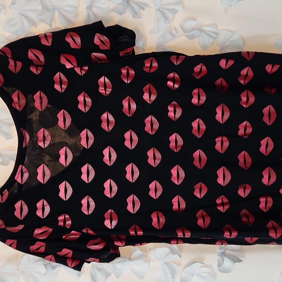 Lane Bryant Lip 💋 Pattern VNeck Tee, 14/16, Valentine's Day Shirt, Black - Picture 6 of 10